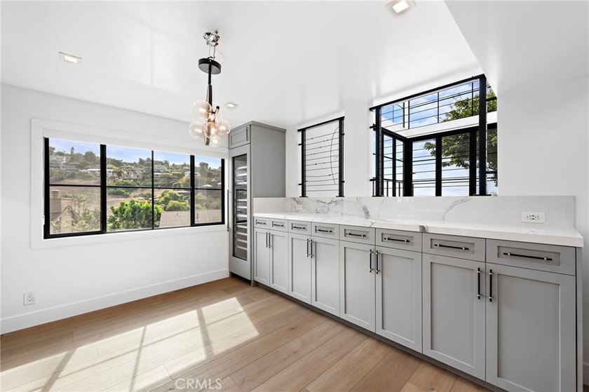 Exquisite Coastal Retreat | Fully Remodeled 3BR/3BA with - photo 9