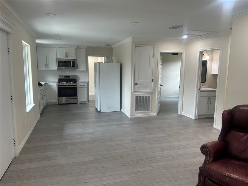 Beautiful home with a complete renovation. This home features a - photo 4