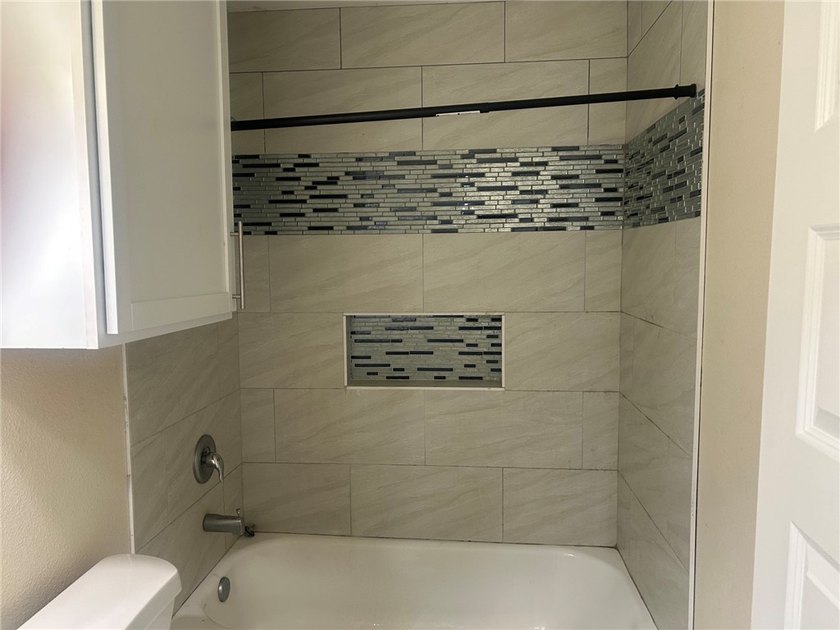 Beautiful home with a complete renovation. This home features a - photo 6