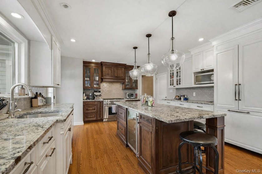 Located in the Village of Flower Hill, 38 Hewlett Lane is a - photo 11