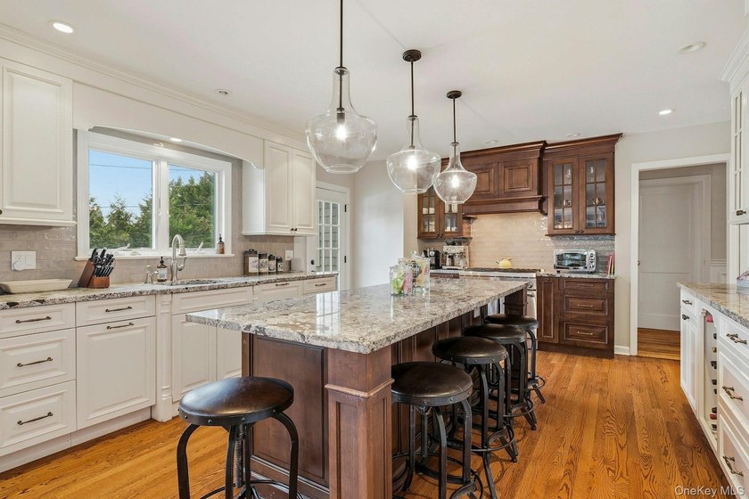 Located in the Village of Flower Hill, 38 Hewlett Lane is a - photo 12
