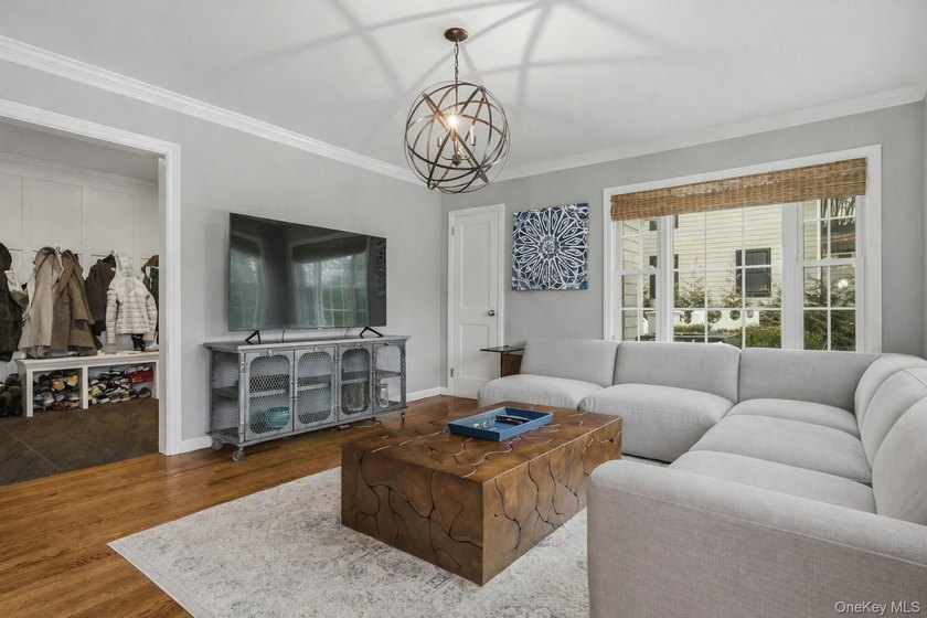 Located in the Village of Flower Hill, 38 Hewlett Lane is a - photo 14