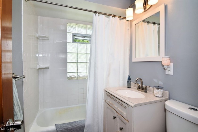 Welcome home to this well-maintained 3-bedroom, 2 full bathroom - photo 16