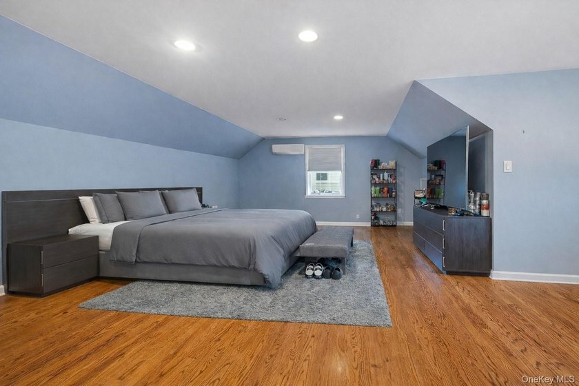Located in the Village of Flower Hill, 38 Hewlett Lane is a - photo 23