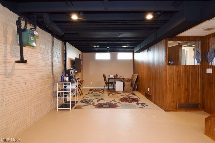 Welcome home to this well-maintained 3-bedroom, 2 full bathroom - photo 24