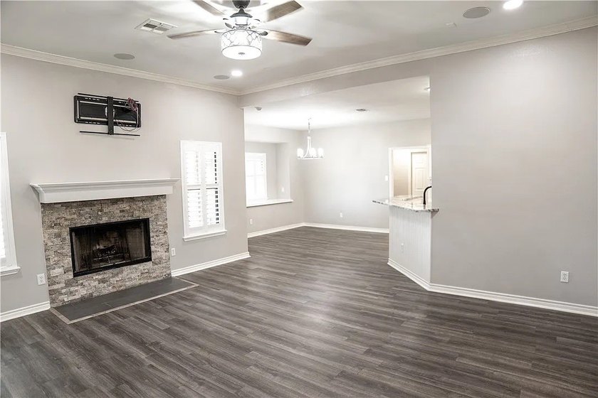 Welcome to 100 Lone Oak in Portland, Texas - a beautifully - photo 5