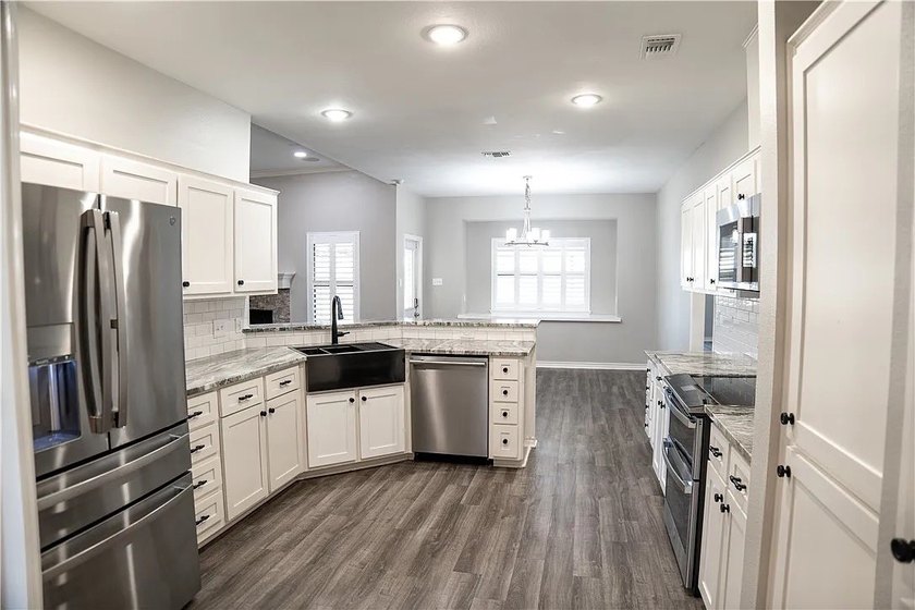 Welcome to 100 Lone Oak in Portland, Texas - a beautifully - photo 6