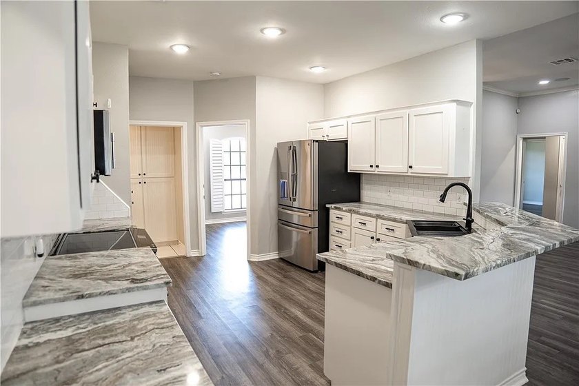 Welcome to 100 Lone Oak in Portland, Texas - a beautifully - photo 7