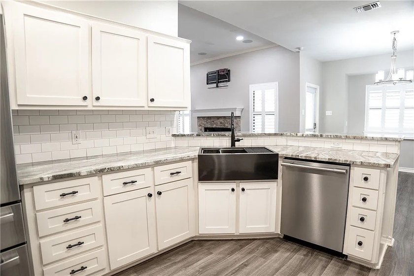 Welcome to 100 Lone Oak in Portland, Texas - a beautifully - photo 8