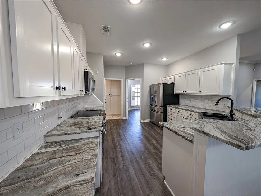 Welcome to 100 Lone Oak in Portland, Texas - a beautifully - photo 10