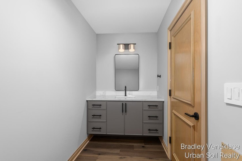 Experience one of the Thornapple River's finest luxury estates - photo 14