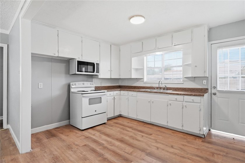 Charming and spacious 3-bedroom home offering 1,687 square feet - photo 7