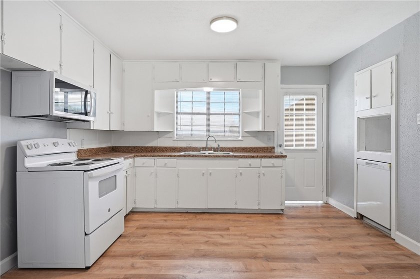 Charming and spacious 3-bedroom home offering 1,687 square feet - photo 8