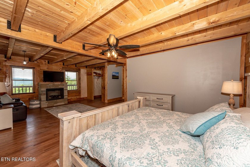 No deferred maintenance or DIY project necessary on this - photo 21