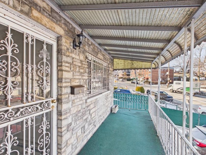 Semi-detached two-family home located in the Allerton section of - photo 2
