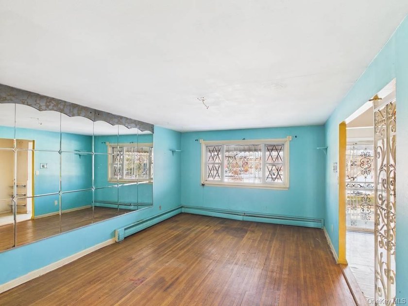 Semi-detached two-family home located in the Allerton section of - photo 5