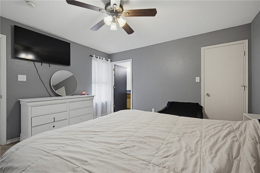 Welcome home! This adorable 3 bedroom, 2 bathroom home is - photo 11