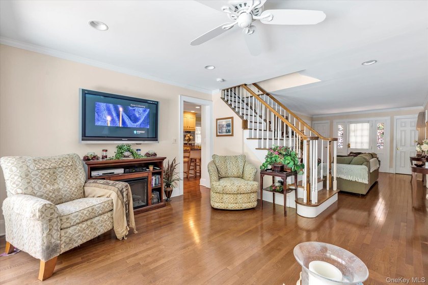 Merrick - Charming and Beautiful Colonial home with relaxing - photo 3