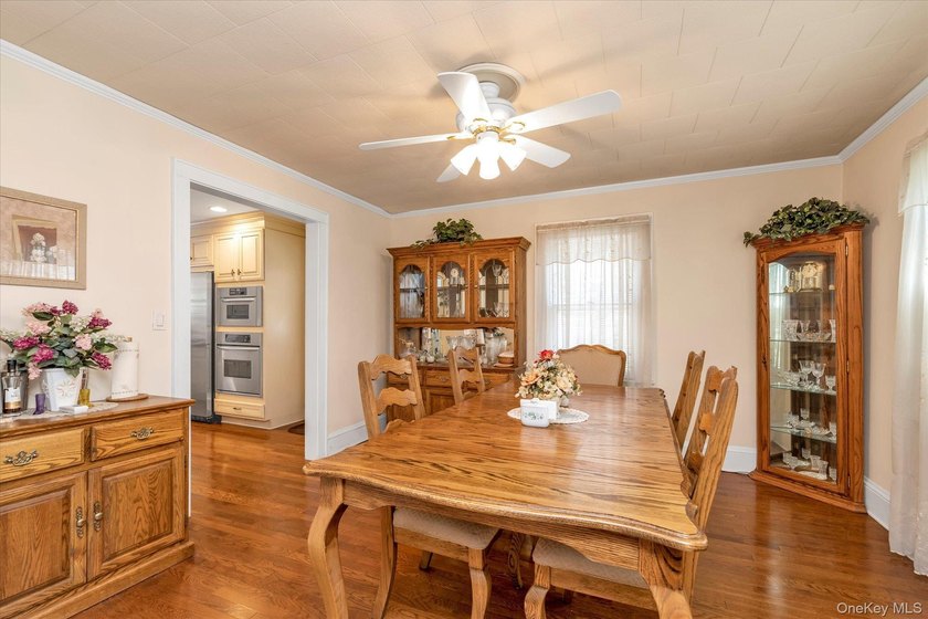 Merrick - Charming and Beautiful Colonial home with relaxing - photo 4