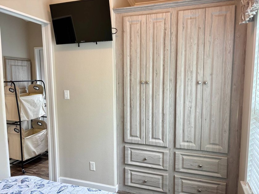 This gorgeous 2018 park model is truly like new and offers - photo 22