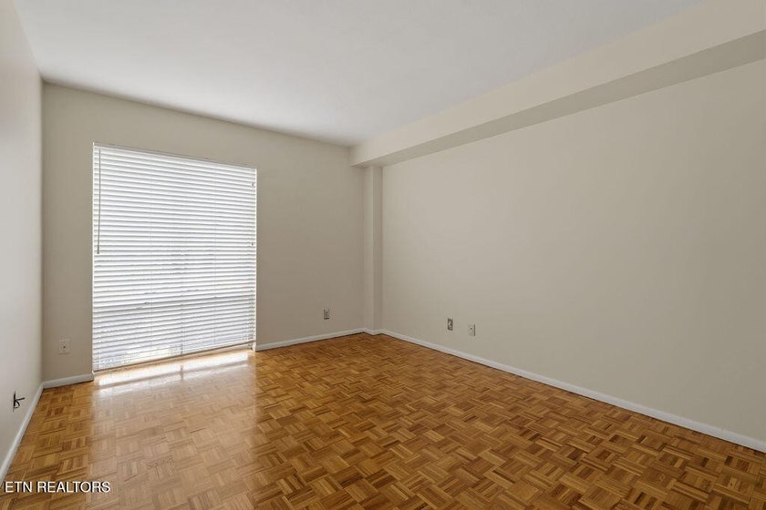 STYLISH SEQUOYAH HILLS CONDOMINIUM. Fresh and awaiting your - photo 11
