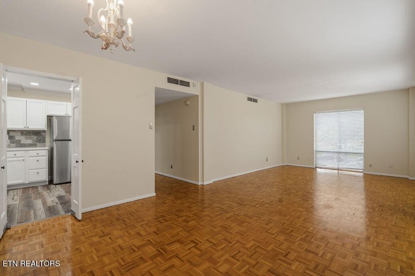 STYLISH SEQUOYAH HILLS CONDOMINIUM. Fresh and awaiting your - photo 15