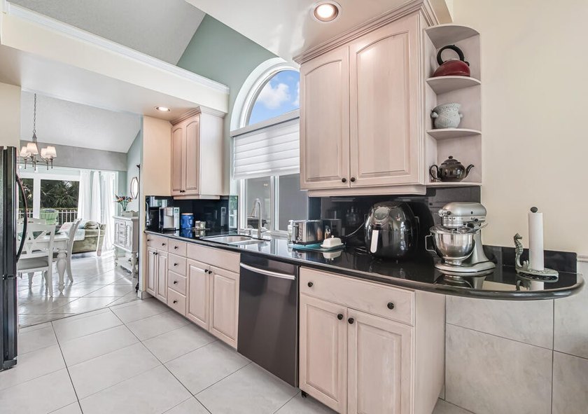 Enjoy sweeping views of Golf Course perfect for golf enthusiasts - photo 20