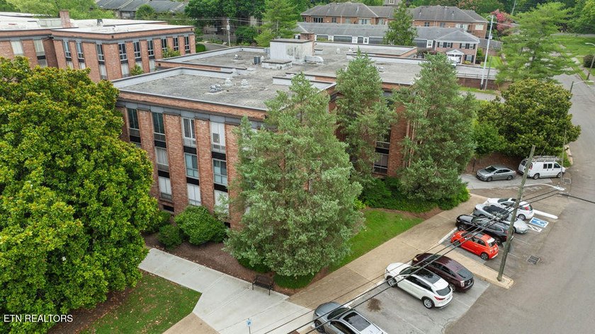 STYLISH SEQUOYAH HILLS CONDOMINIUM. Fresh and awaiting your - photo 26