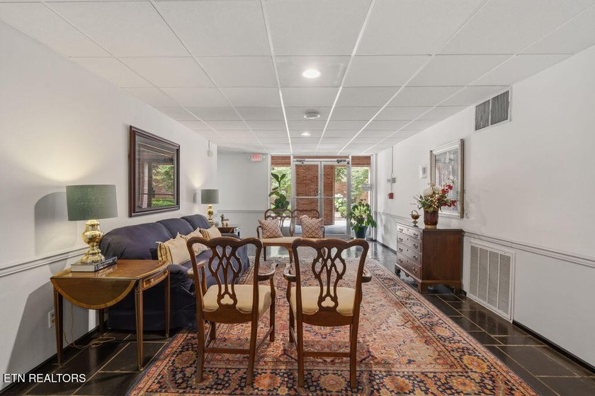 STYLISH SEQUOYAH HILLS CONDOMINIUM. Fresh and awaiting your - photo 31