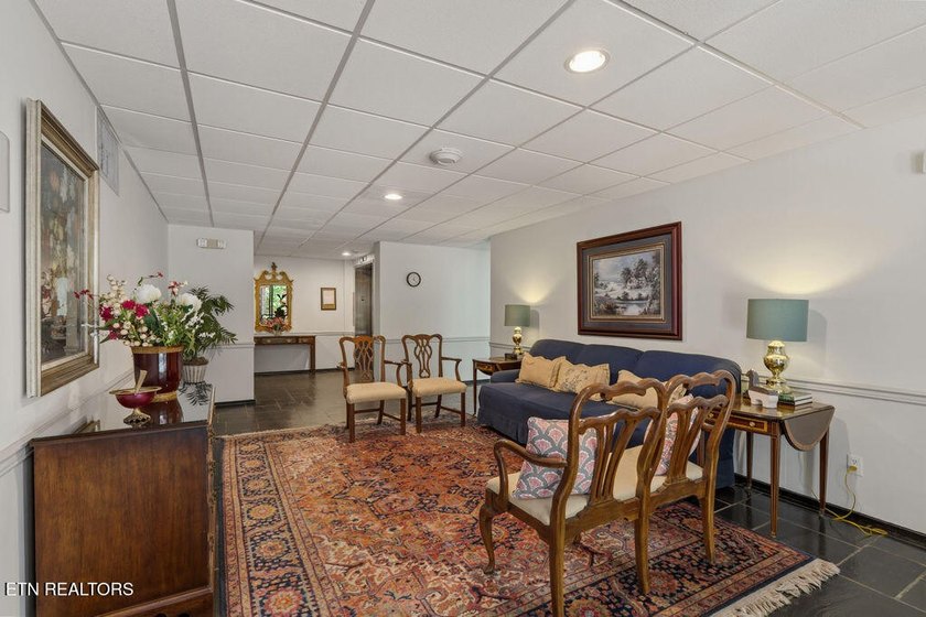 STYLISH SEQUOYAH HILLS CONDOMINIUM. Fresh and awaiting your - photo 32