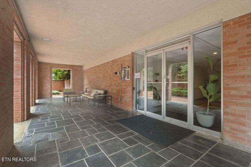 STYLISH SEQUOYAH HILLS CONDOMINIUM. Fresh and awaiting your - photo 34