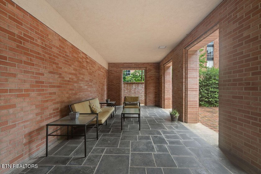 STYLISH SEQUOYAH HILLS CONDOMINIUM. Fresh and awaiting your - photo 35