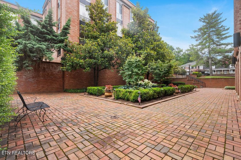 STYLISH SEQUOYAH HILLS CONDOMINIUM. Fresh and awaiting your - photo 36