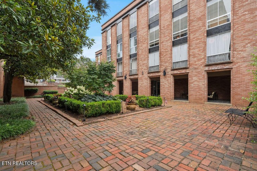 STYLISH SEQUOYAH HILLS CONDOMINIUM. Fresh and awaiting your - photo 39