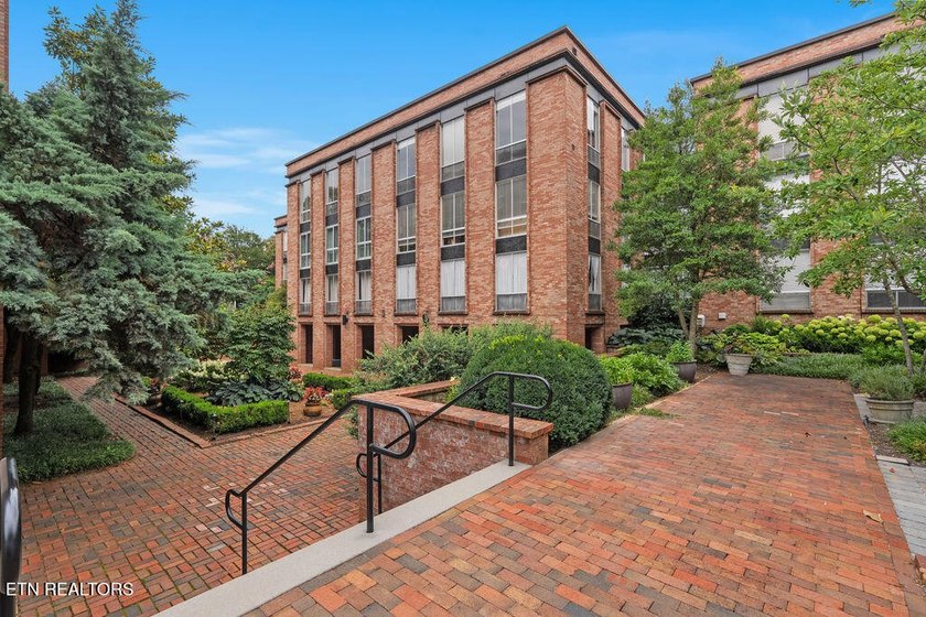 STYLISH SEQUOYAH HILLS CONDOMINIUM. Fresh and awaiting your - photo 40
