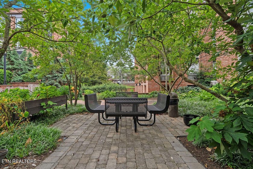 STYLISH SEQUOYAH HILLS CONDOMINIUM. Fresh and awaiting your - photo 41