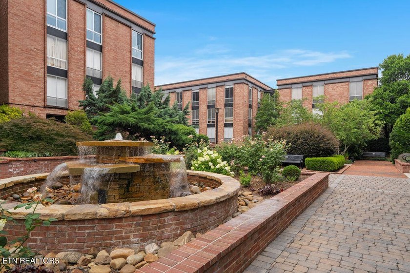 STYLISH SEQUOYAH HILLS CONDOMINIUM. Fresh and awaiting your - photo 43