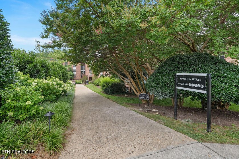 STYLISH SEQUOYAH HILLS CONDOMINIUM. Fresh and awaiting your - photo 45