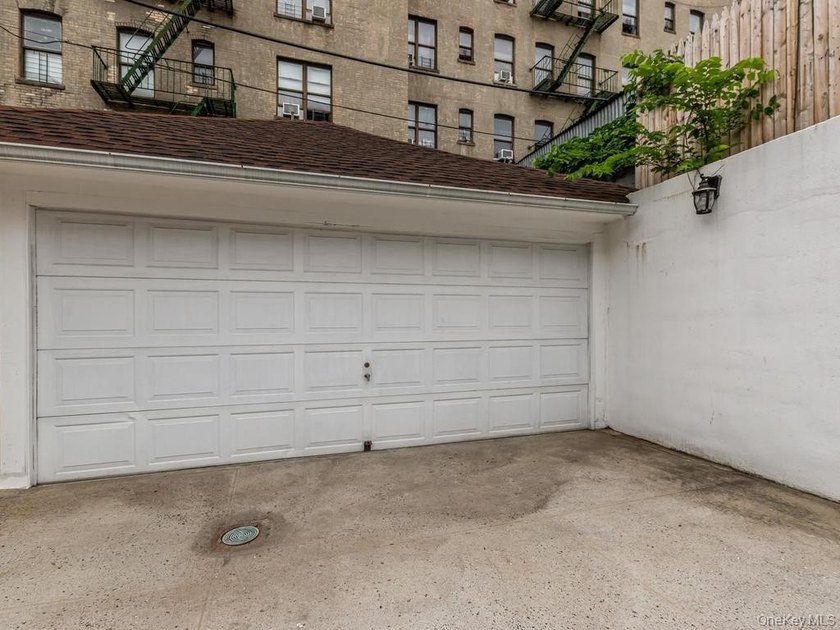 Welcome to 1858 Phelan Place in the Morris Heights section of - photo 37