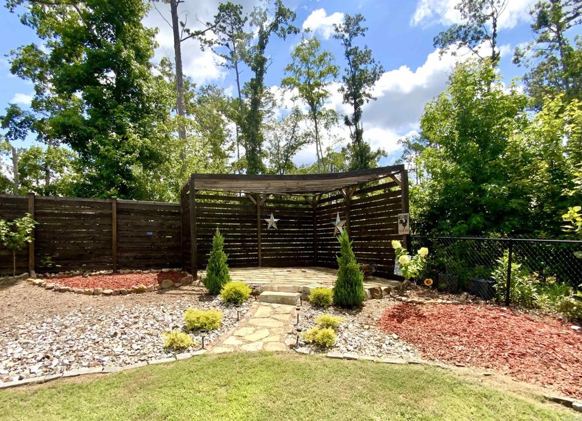 This beautifully maintained home is *move in ready* and offers - photo 11