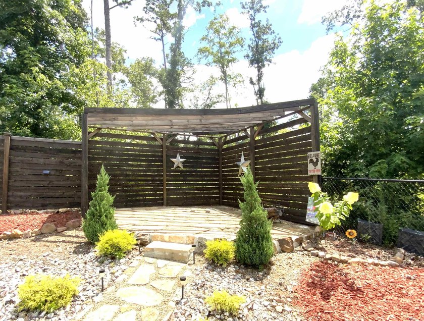 This beautifully maintained home is *move in ready* and offers - photo 12