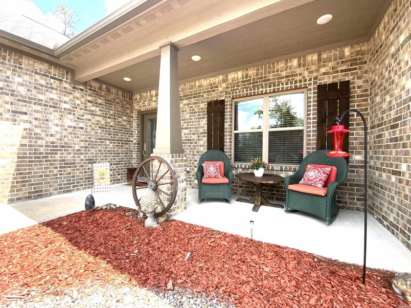 This beautifully maintained home is *move in ready* and offers - photo 17