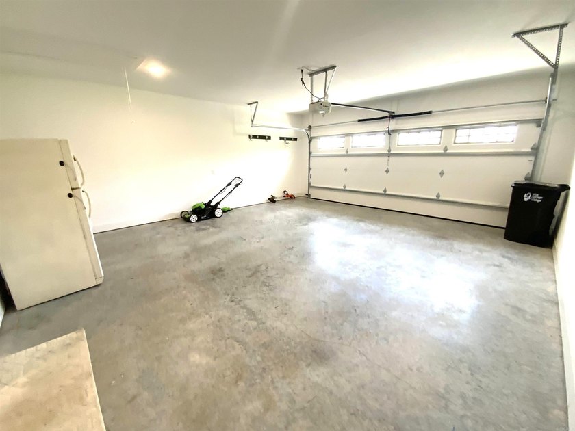 This beautifully maintained home is *move in ready* and offers - photo 18