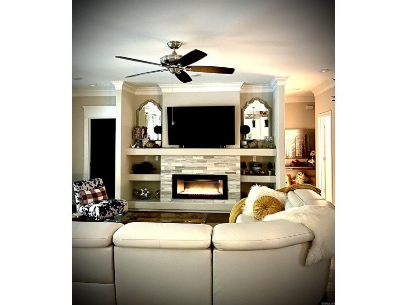 This beautifully maintained home is *move in ready* and offers - photo 20