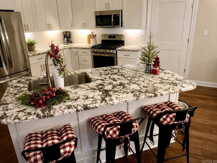 This beautifully maintained home is *move in ready* and offers - photo 27