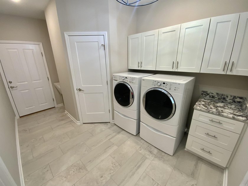 This beautifully maintained home is *move in ready* and offers - photo 31
