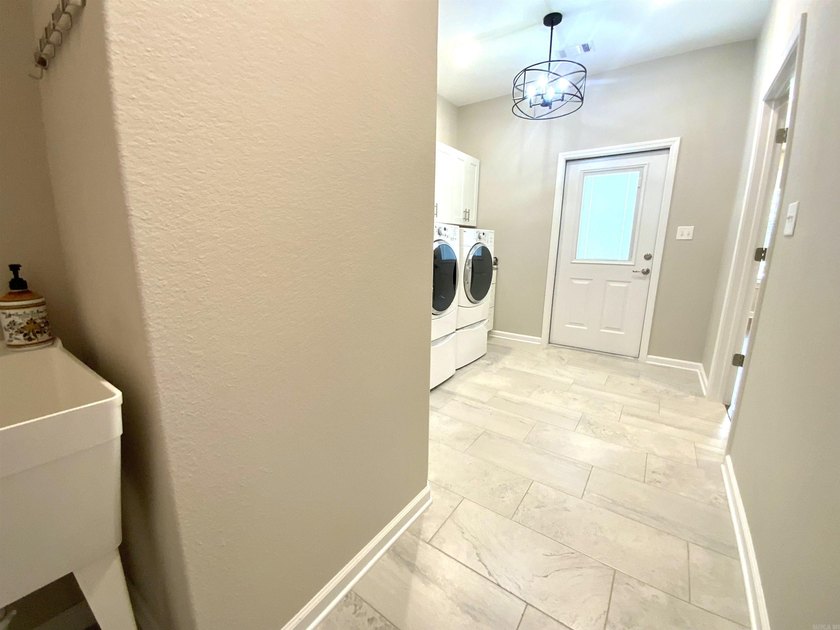 This beautifully maintained home is *move in ready* and offers - photo 32