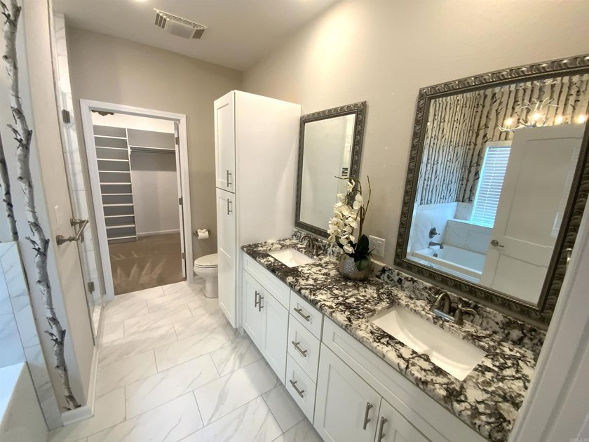 This beautifully maintained home is *move in ready* and offers - photo 38