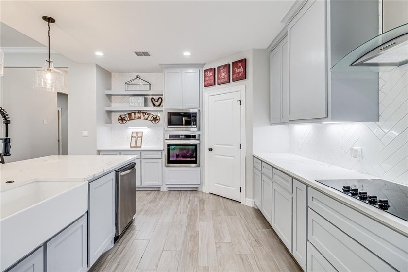 Now here is your chance to move-into this.... Beautiful Home - photo 18