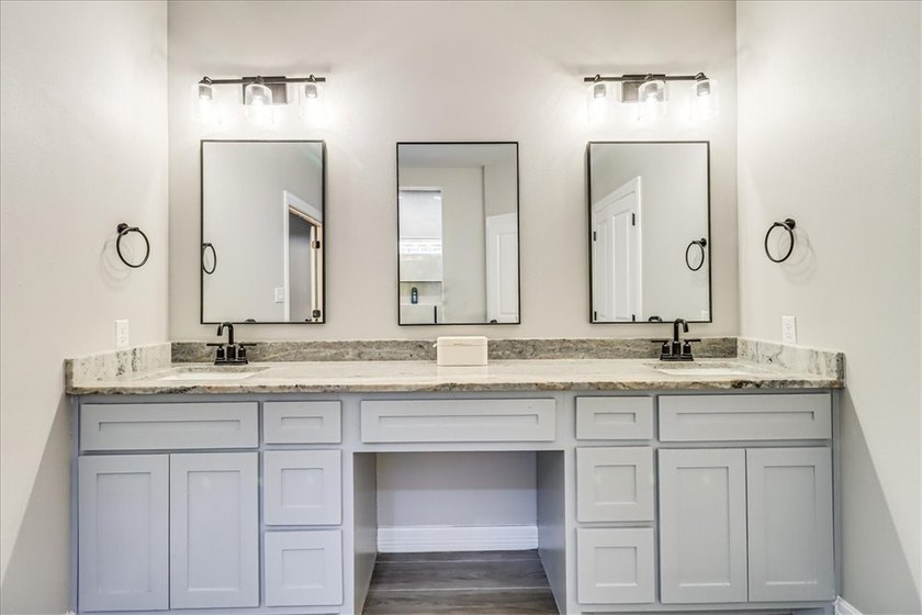 Now here is your chance to move-into this.... Beautiful Home - photo 25